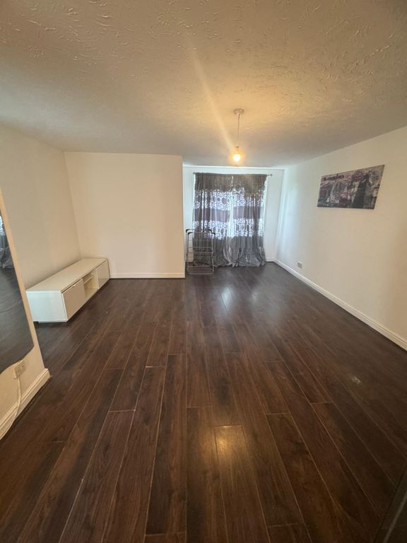 Property photo 1 of 10 Spacious Two-Bedroom Flat To Let In Enfield, En3