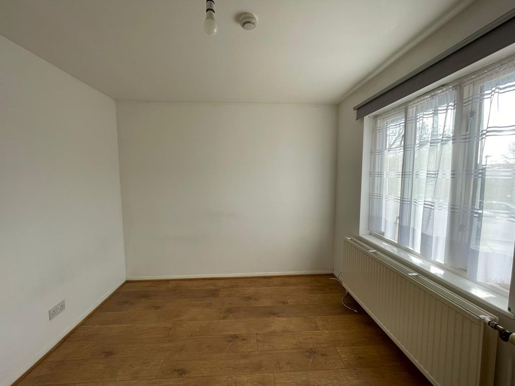 Property photo 1 of 6 Photo 4