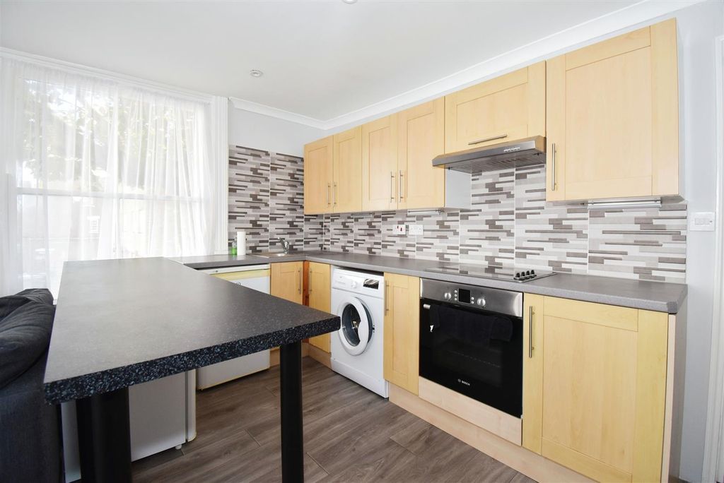 Property photo 3 of 7 Kitchen