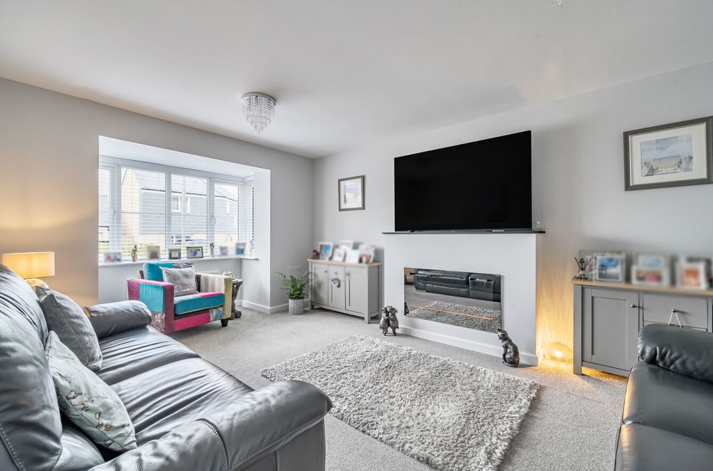 Property photo 2 of 15 1369575-19-68Efcb...