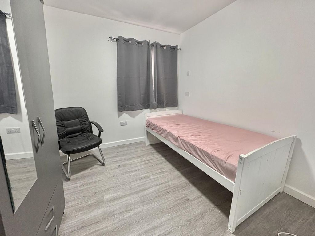 Property photo 1 of 16 Bedroom 2.Jpg