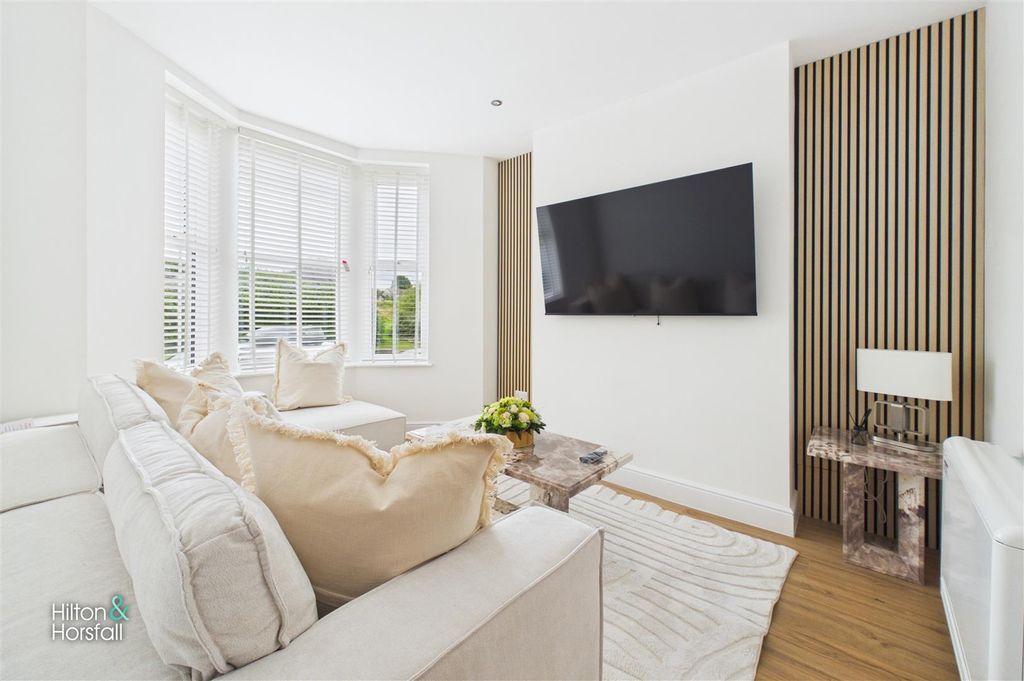 Property photo 2 of 16 Skipton Road