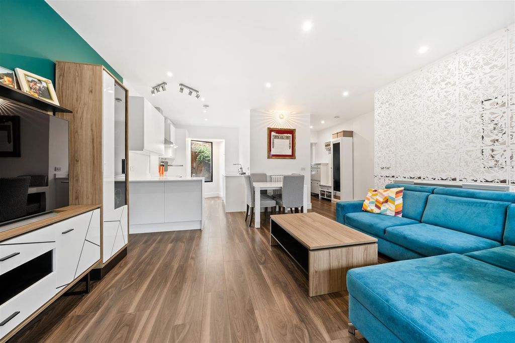 Property photo 2 of 12 Wimbledon Court, 63A Kingston Road, Sw19