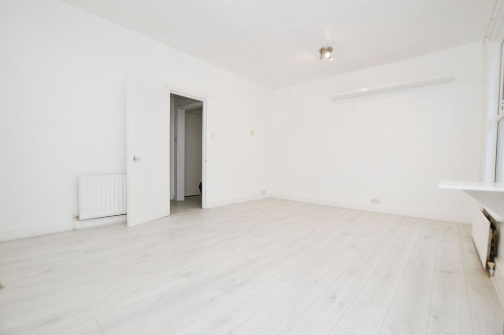 Property photo 3 of 8 43F32964-Living 2...