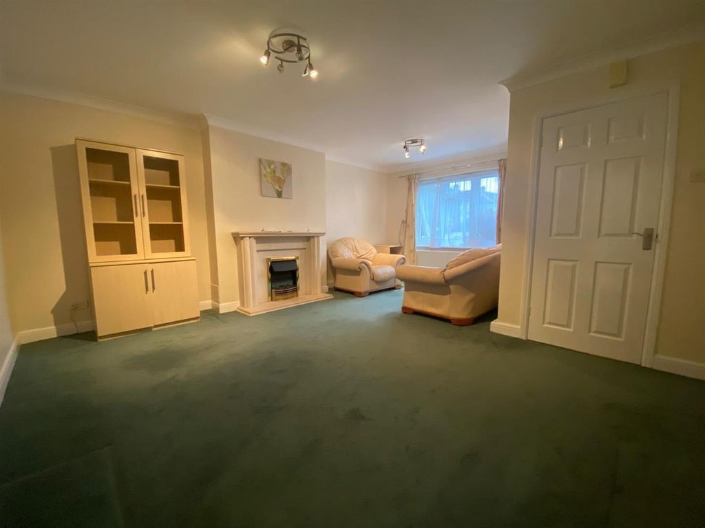 Property photo 3 of 13 Lounge