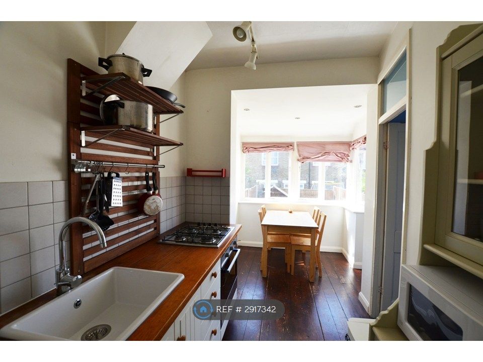 Property photo 3 of 10 Kitchen