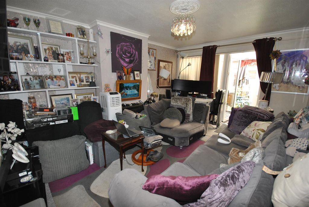 Property photo 2 of 11 Lounge