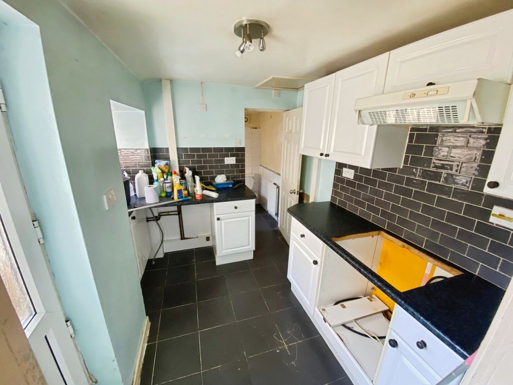 Property photo 3 of 12 Kitchen