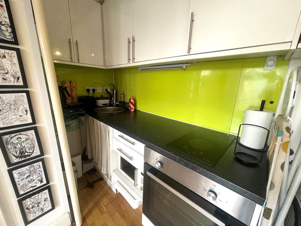 Property photo 3 of 9 Kitchen