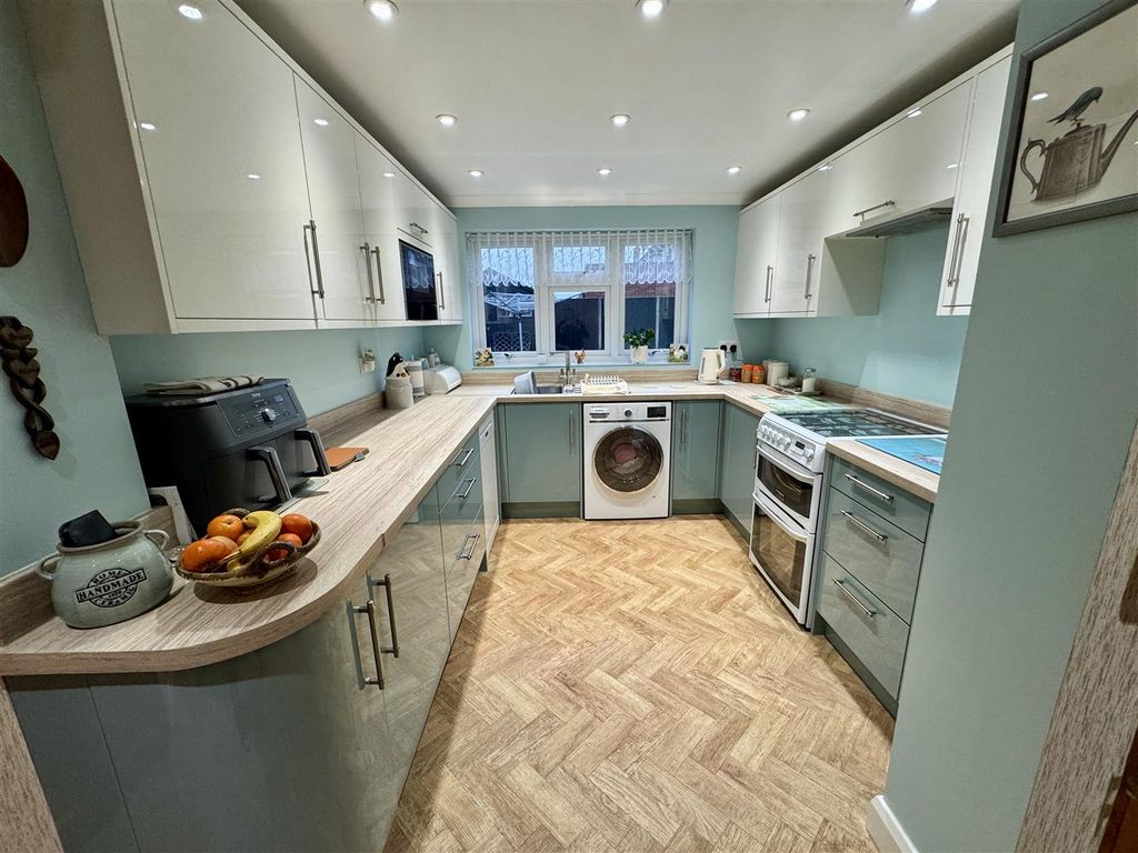 Property photo 3 of 14 Kitchen