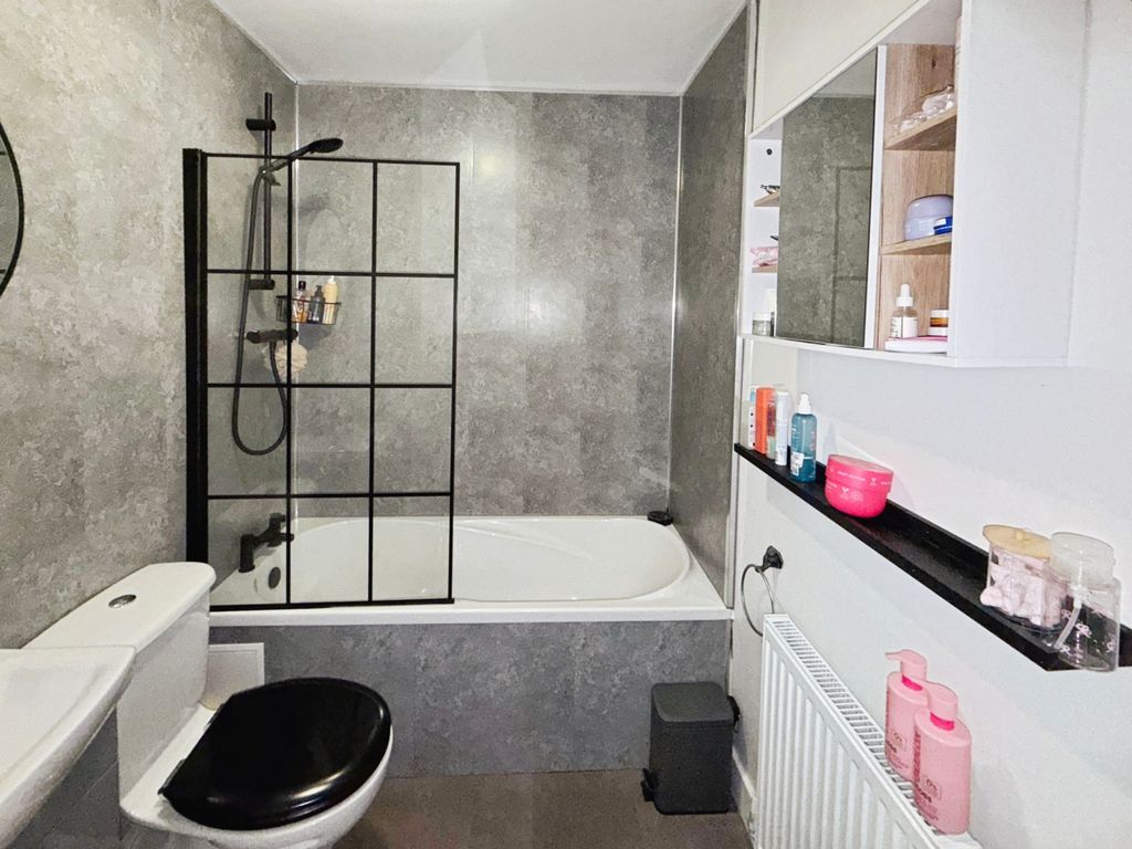 Property photo 3 of 10 Bathroom