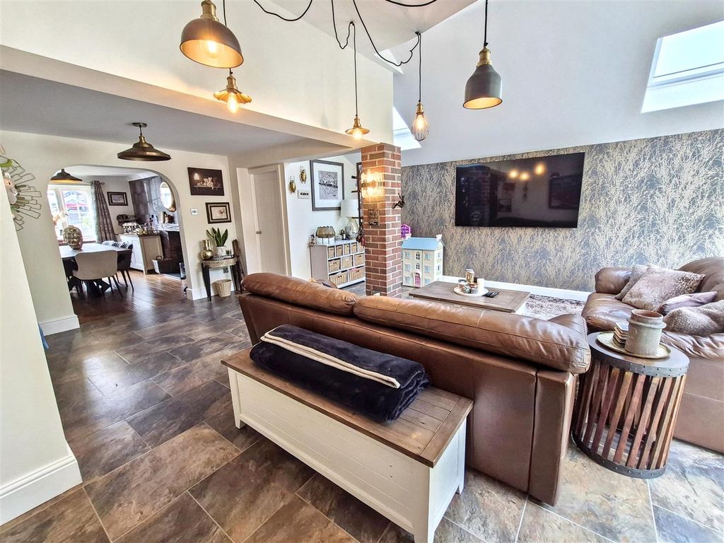 Property photo 3 of 60 Lounge