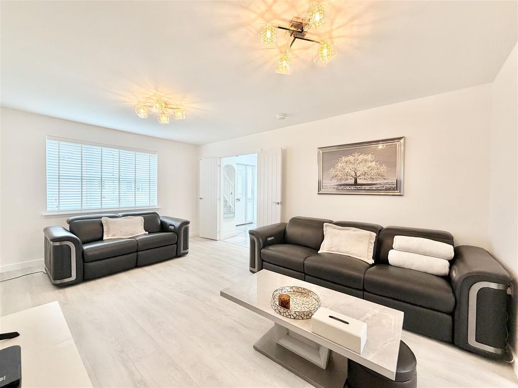 Property photo 3 of 34 Lounge