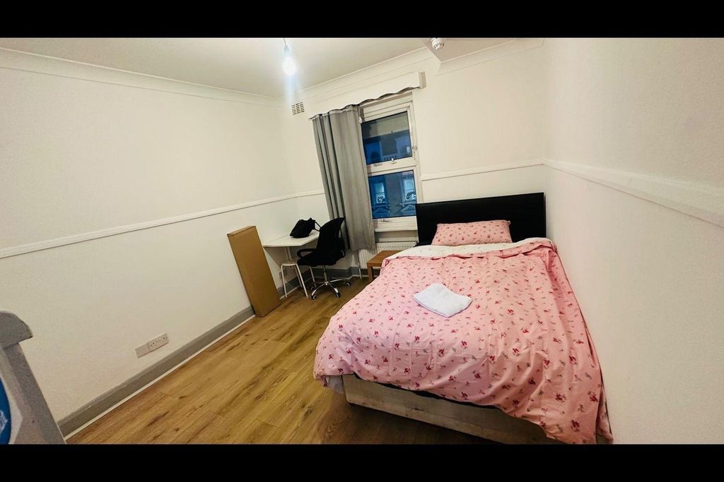 Property photo 3 of 3 Bright Bedroom With Wooden Floors And Study Desk A...