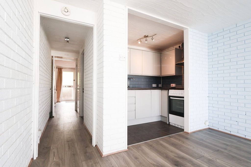 Property photo 3 of 21 Hallway