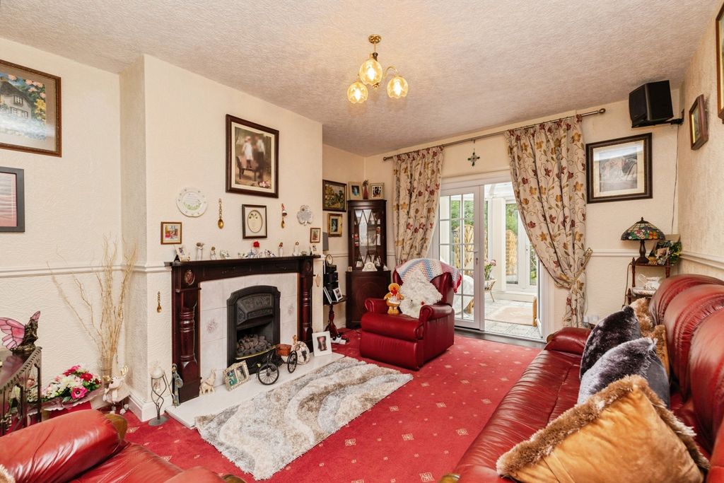 Property photo 2 of 17 Lounge