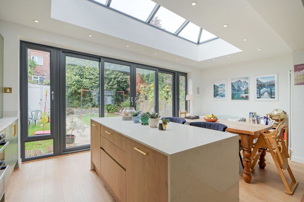 Property photo 1 of 25 Dining Kitchen