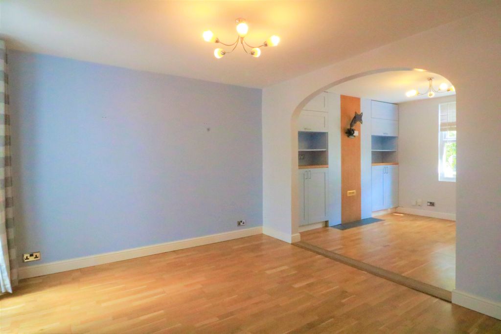 Property photo 3 of 13 Livingroom