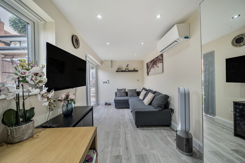 Property photo 3 of 16 1361855-18-68Dea1...