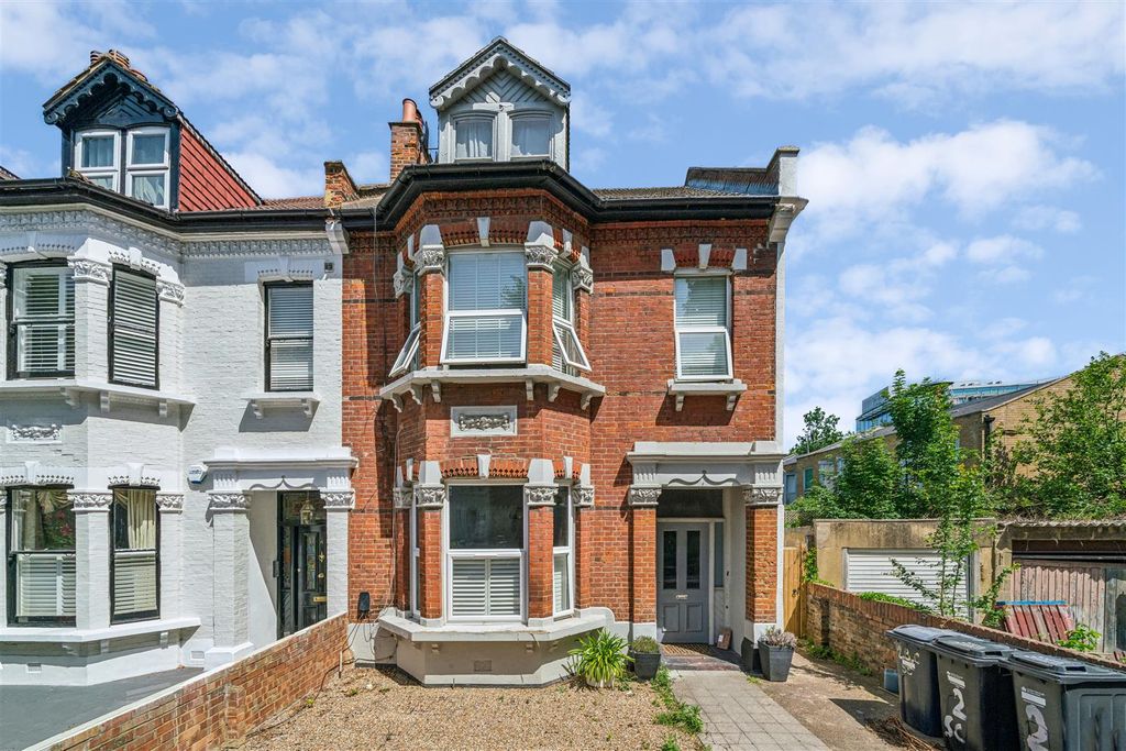 Property photo 1 of 10 For Sale - Silver Crescent, W4