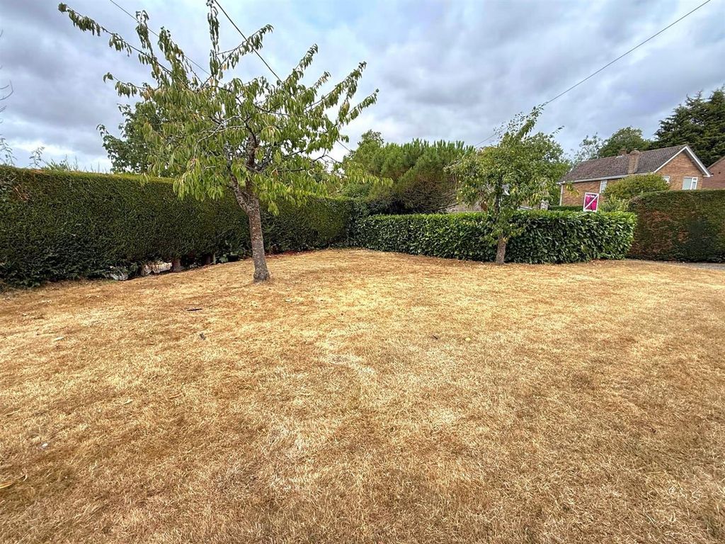 Property photo 2 of 18 Garden.Jpg