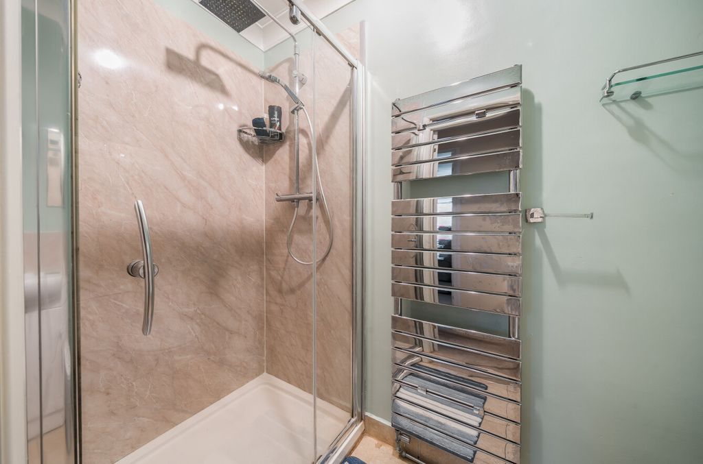 Property photo 3 of 11 1374783-1-690896E...