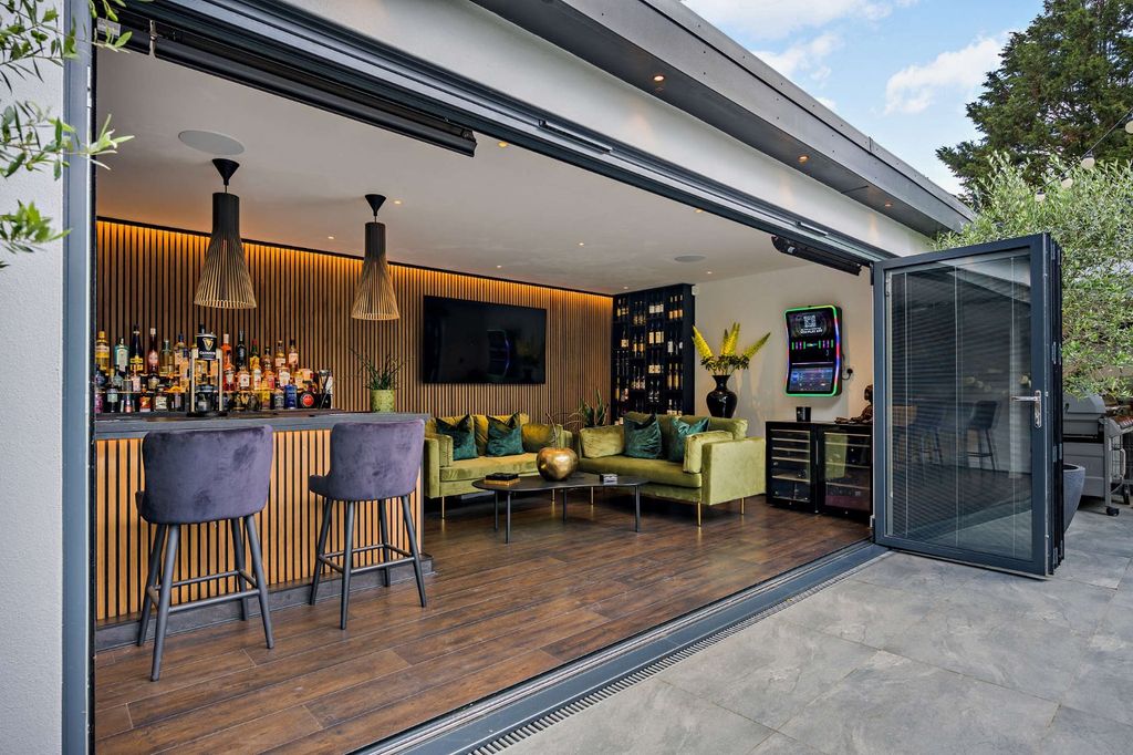 Property photo 2 of 19 Picture No. 17