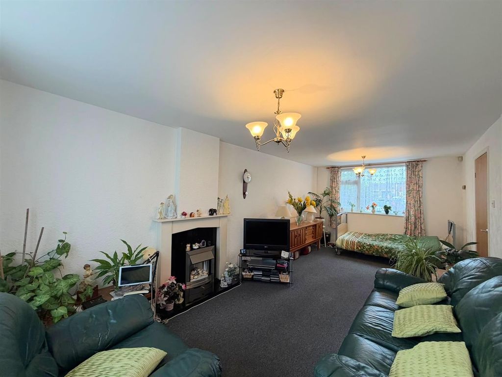 Property photo 2 of 13 Lounge