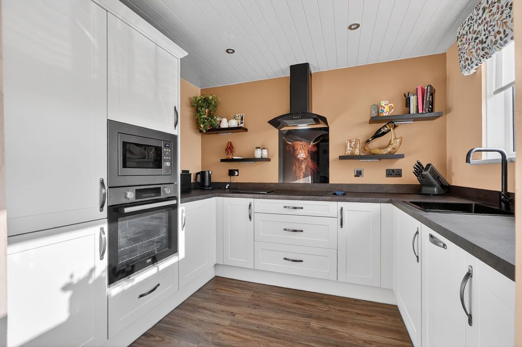 Property photo 2 of 25