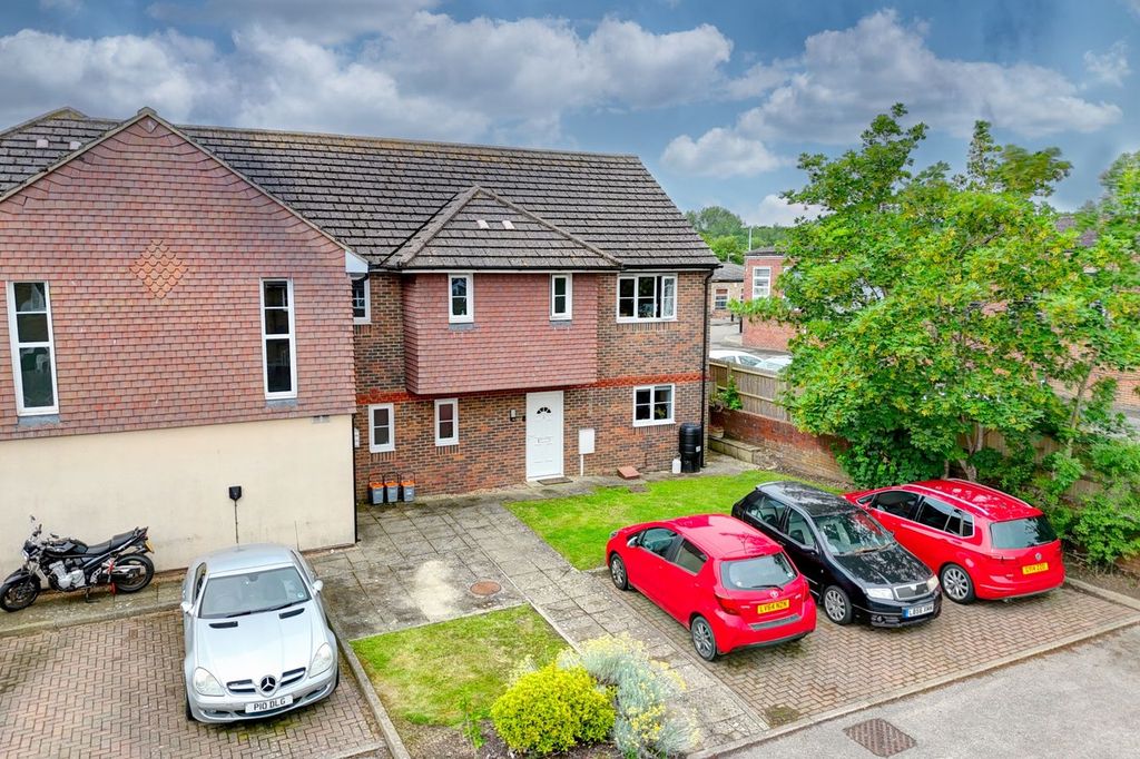 2 bed flat for saleThe Sidings, Hailsham BN27