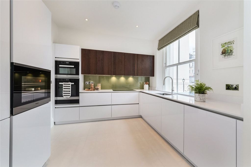 Property photo 2 of 11 Kitchen