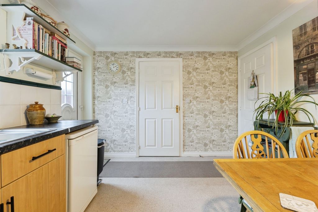 Property photo 3 of 12 Kitchen