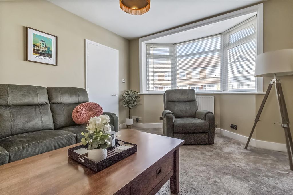 Property photo 3 of 26 7 Chancton View Road-002.Jpg