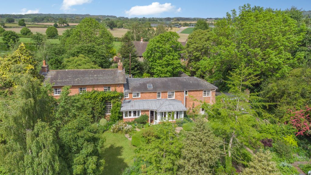 Property photo 1 of 42 8552404-Exterior05