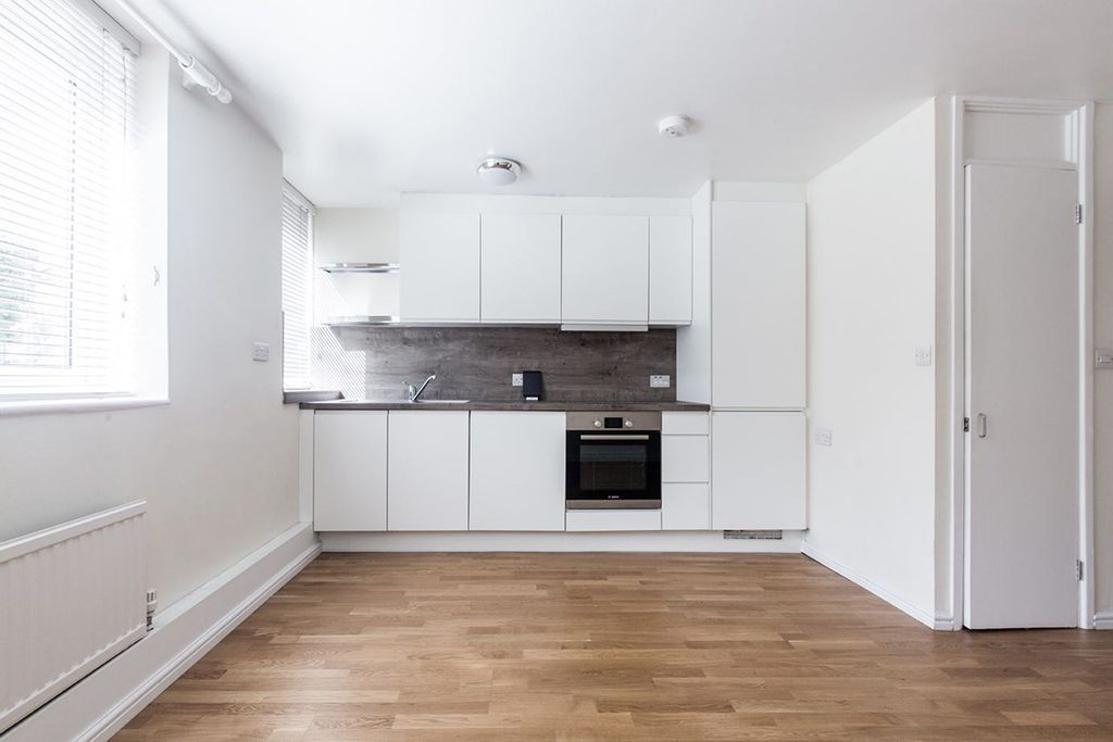 Property photo 3 of 8 Kitchen