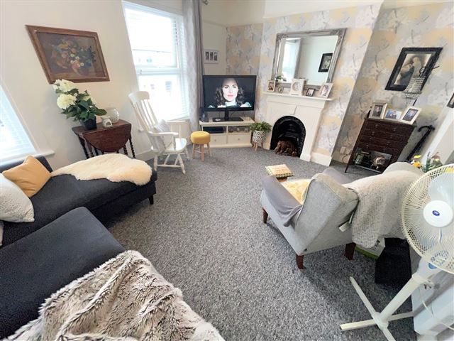 Property photo 3 of 11 Lounge
