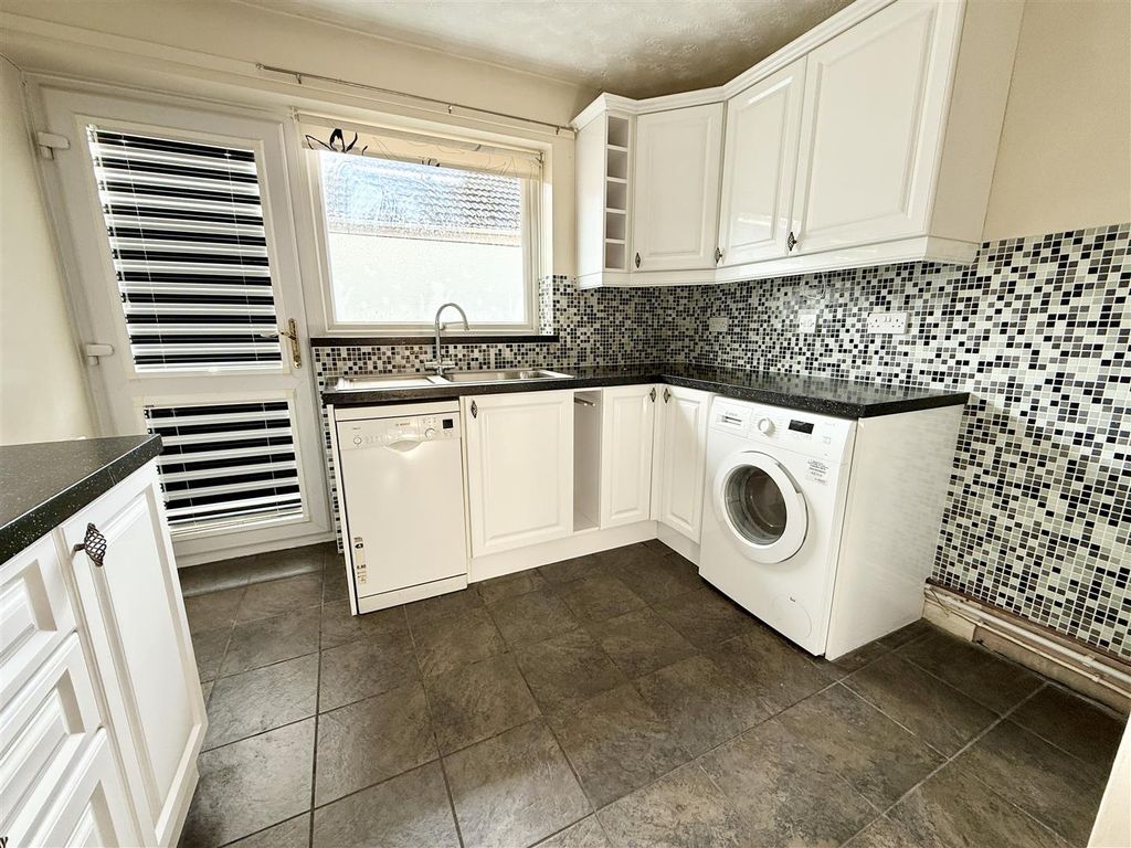 Property photo 2 of 14 Kitchen