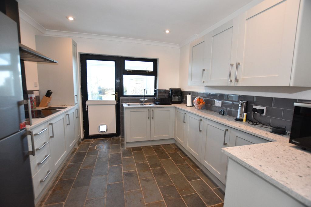 Property photo 3 of 17 Kitchen