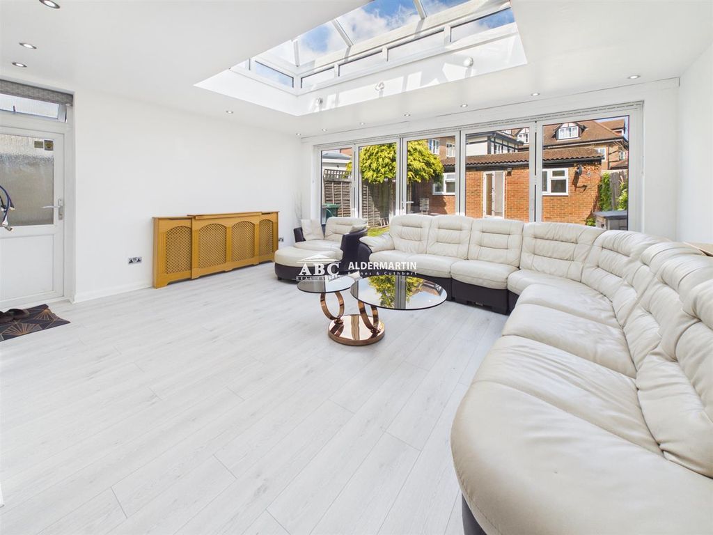 Property photo 2 of 28 Cam03827G0-Pr0152-Still007.Jpg