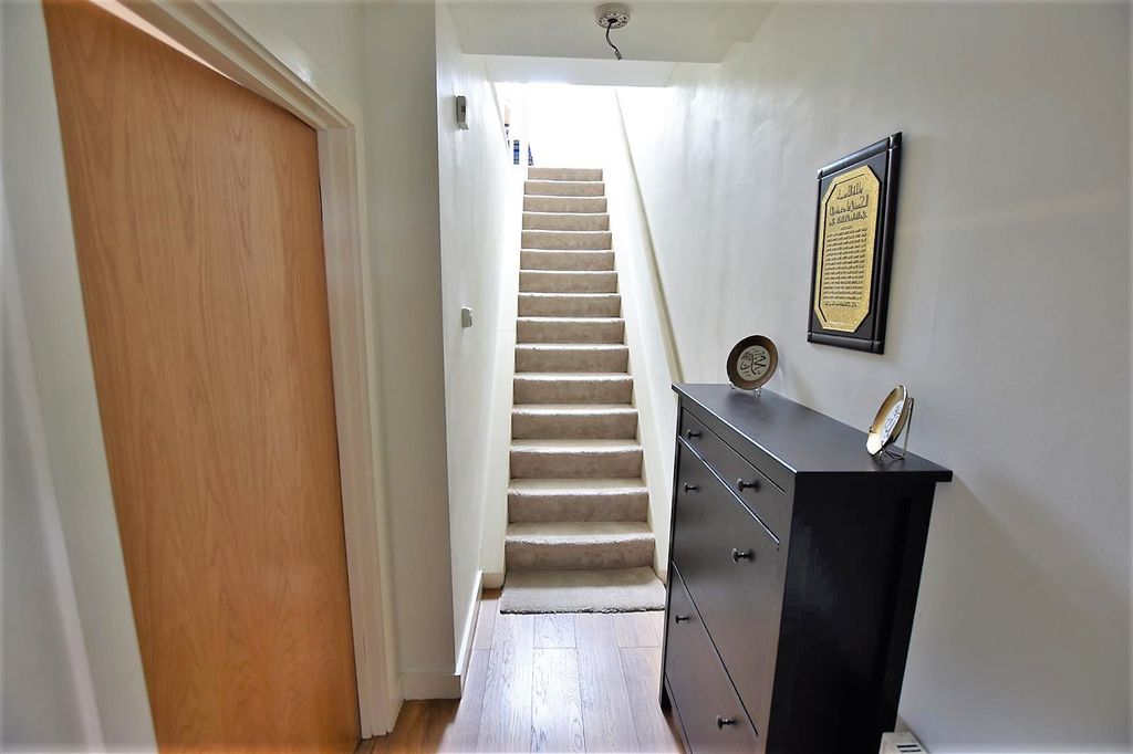 Property photo 2 of 17 Entrance Hallway