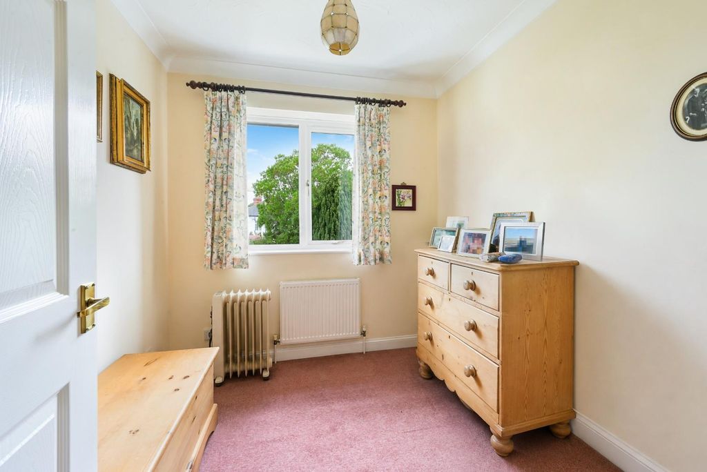 Property photo 3 of 14 Pond Farm Close
