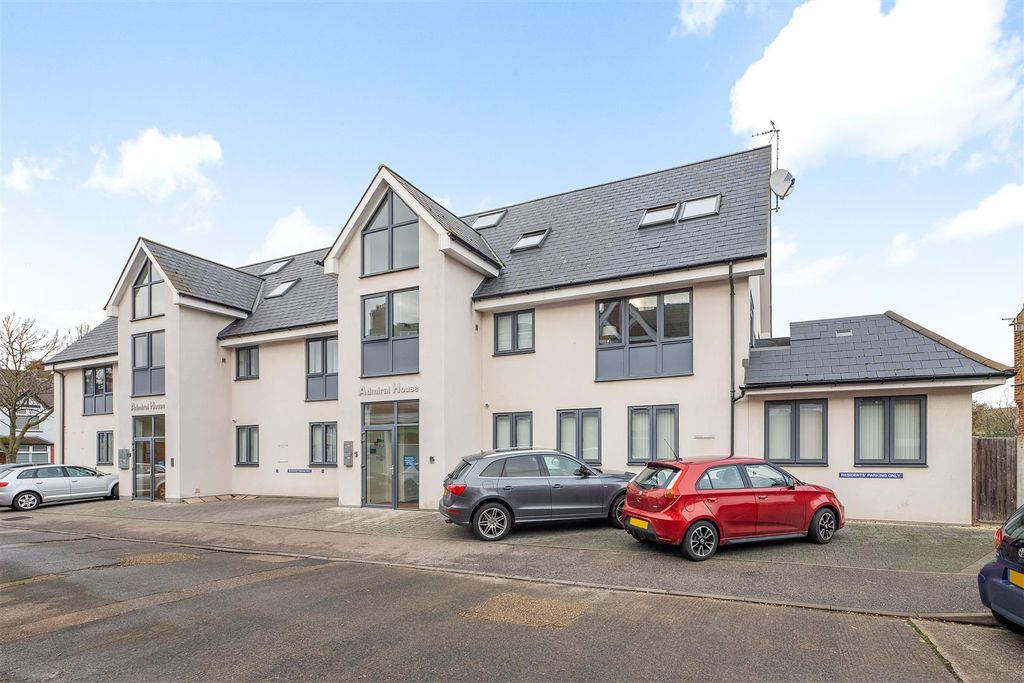 Property photo 1 of 16 Wheatley Road, Whitstable