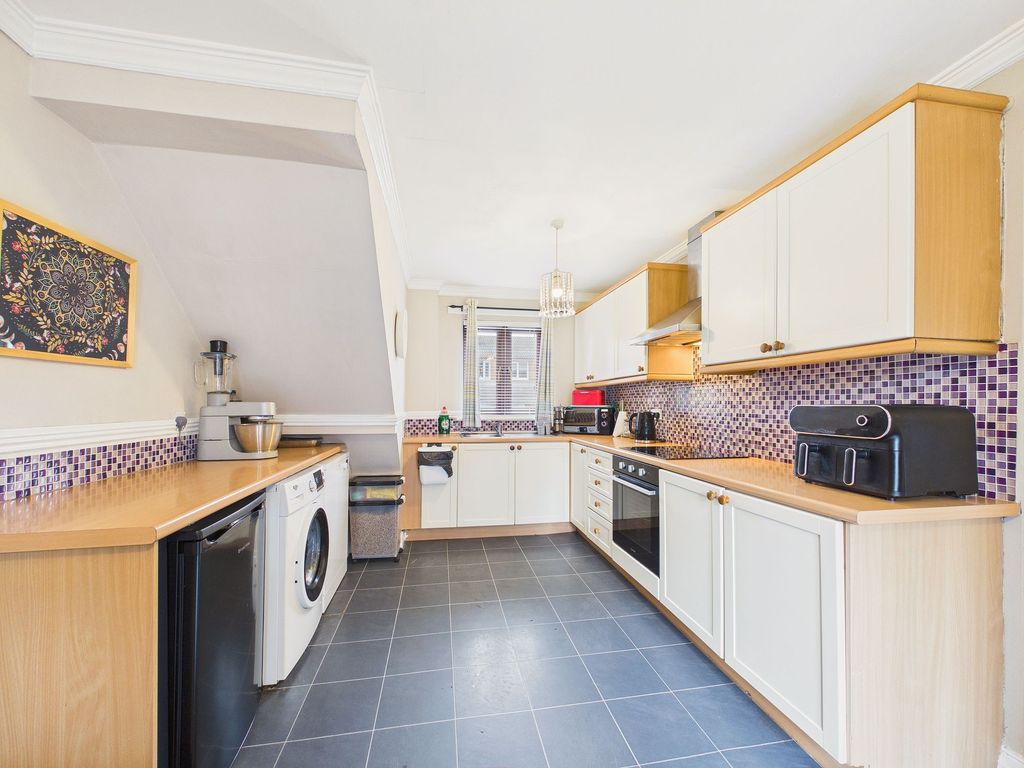 Property photo 3 of 11 Kitchen