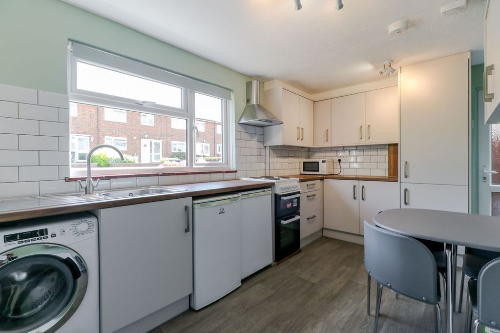 Property photo 2 of 11 20 Fd Kitchen