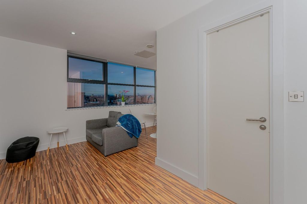 Property photo 3 of 12 Lounge