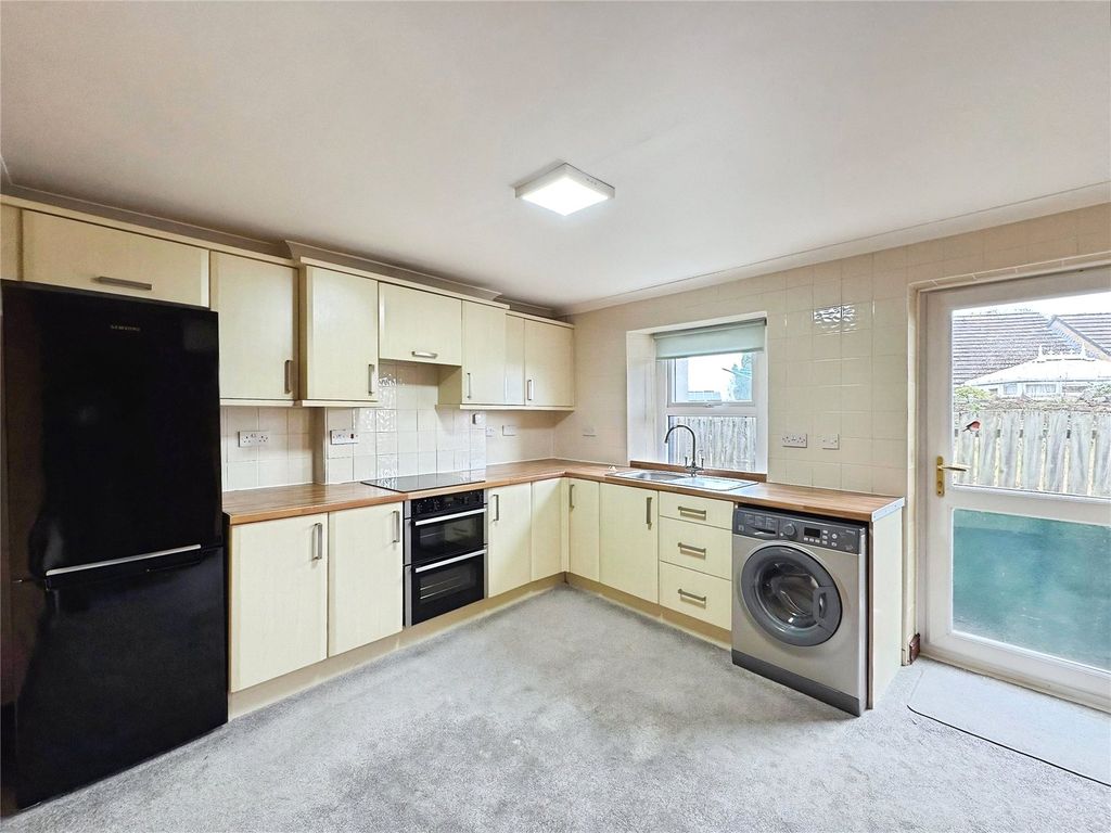 Property photo 2 of 11 Kitchen