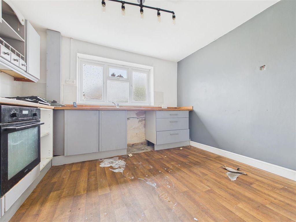 Property photo 3 of 10 Cam01407G0-Pr0077-Still005.Jpg