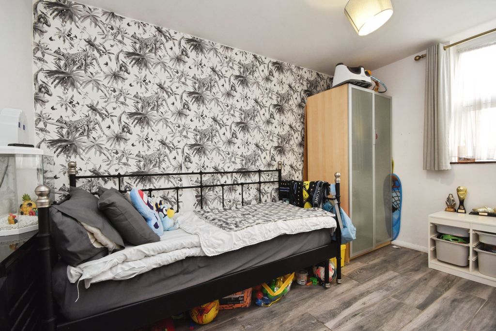 Additional image 11 of 2 bed flat for saleTower Hill, Brentwood CM14