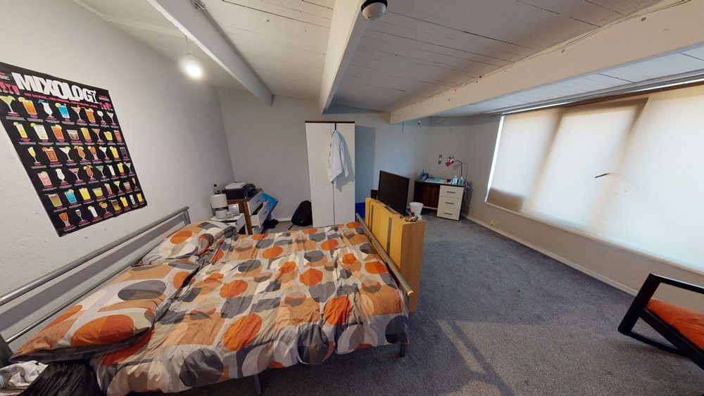 Property photo 1 of 11 Bright, Carpeted Double Bedroom With A Patterned d...