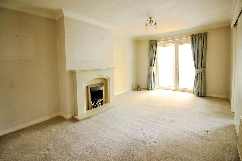 Property photo 3 of 18 Living Room